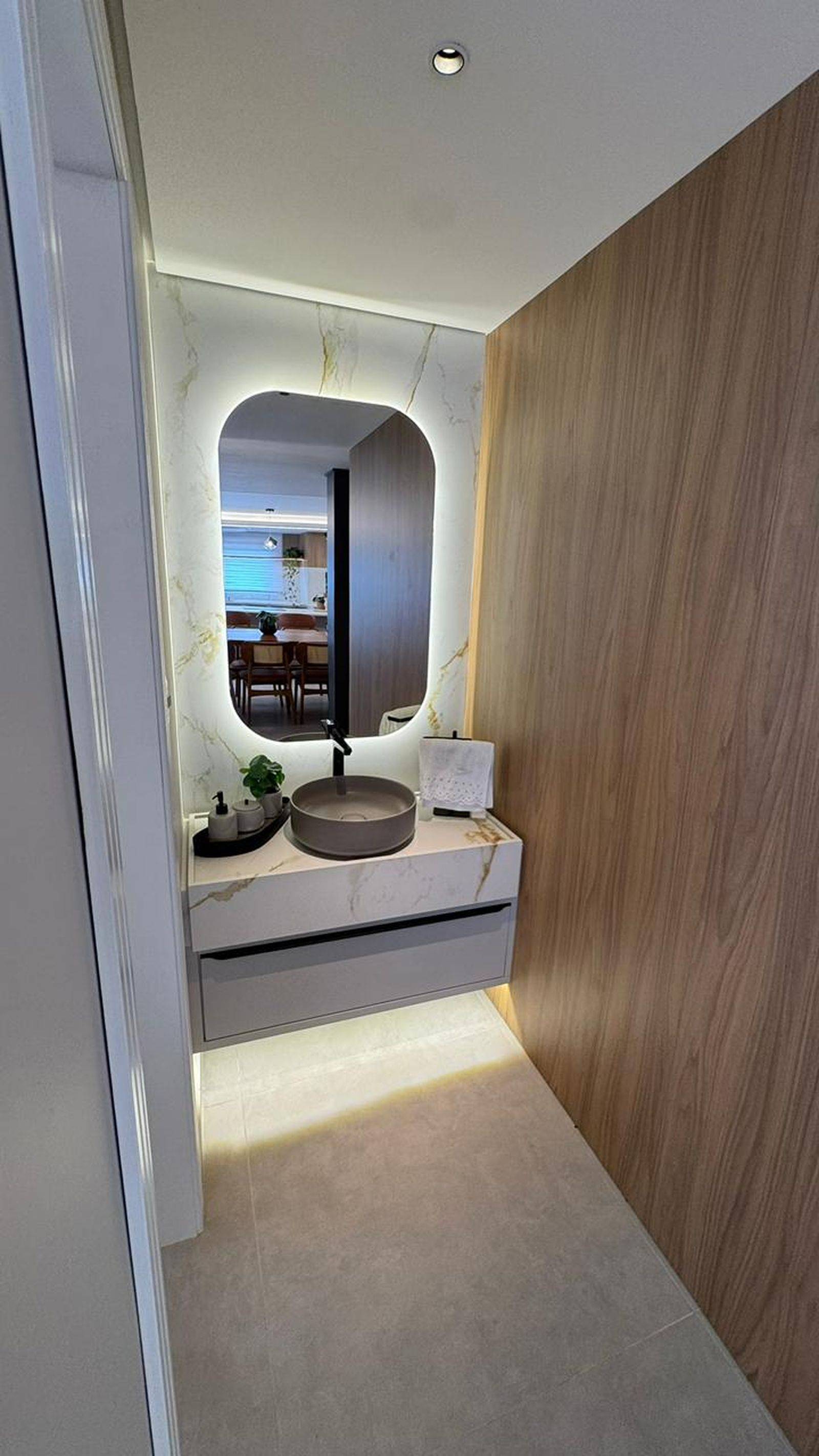 Lavabo revestido em lâmina ultrafina com cuba suspensa.